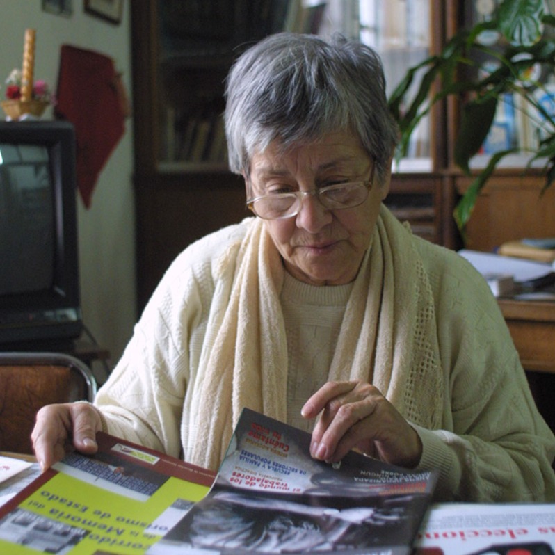 Nació en 1928 en La Rioja, en una familia de educadores, y siguió sus pasos: se recibió de profesora de Letras y dedicó su vida a la enseñanza y la lucha. Tenía 19 años cuando nacieron sus hermanas, las mellizas María Cristina, “la Tina”, y Ana María, “la Ani”. Por la diferencia de edad, tenía una relación maternal con ellas. El 24 de marzo de 1976, el día del golpe, Alba fue detenida y permaneció en la cárcel hasta el 15 de abril. En octubre, decidió exiliarse. Volvió al país en 1984 y se integró a las Abuelas para buscar a su sobrino, a quien, 32 años más tarde, pudo abrazar. Falleció el 29 de junio de 2022.