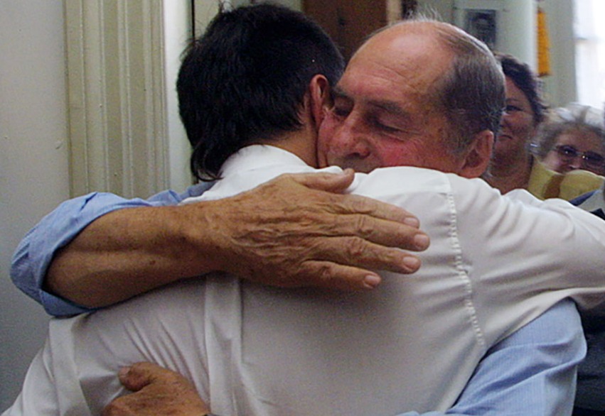 Juan con su abuelo Wilfredo.